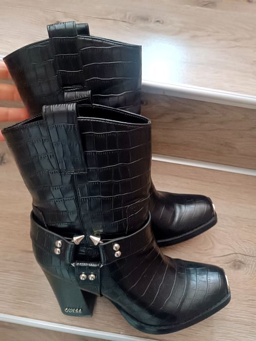 GUESS черни боти