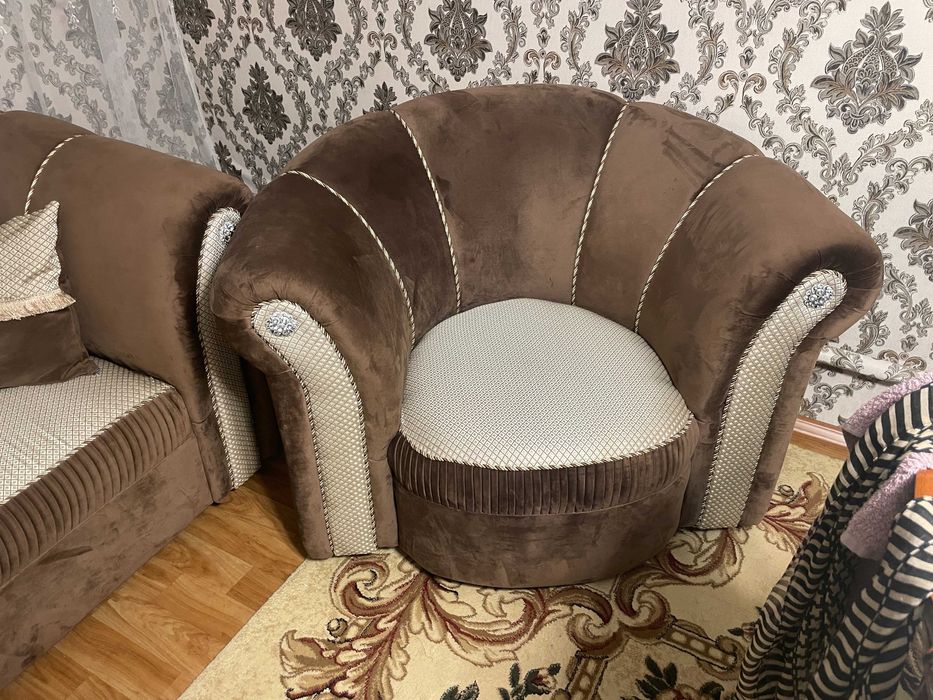 Диван двухместный и два кресла