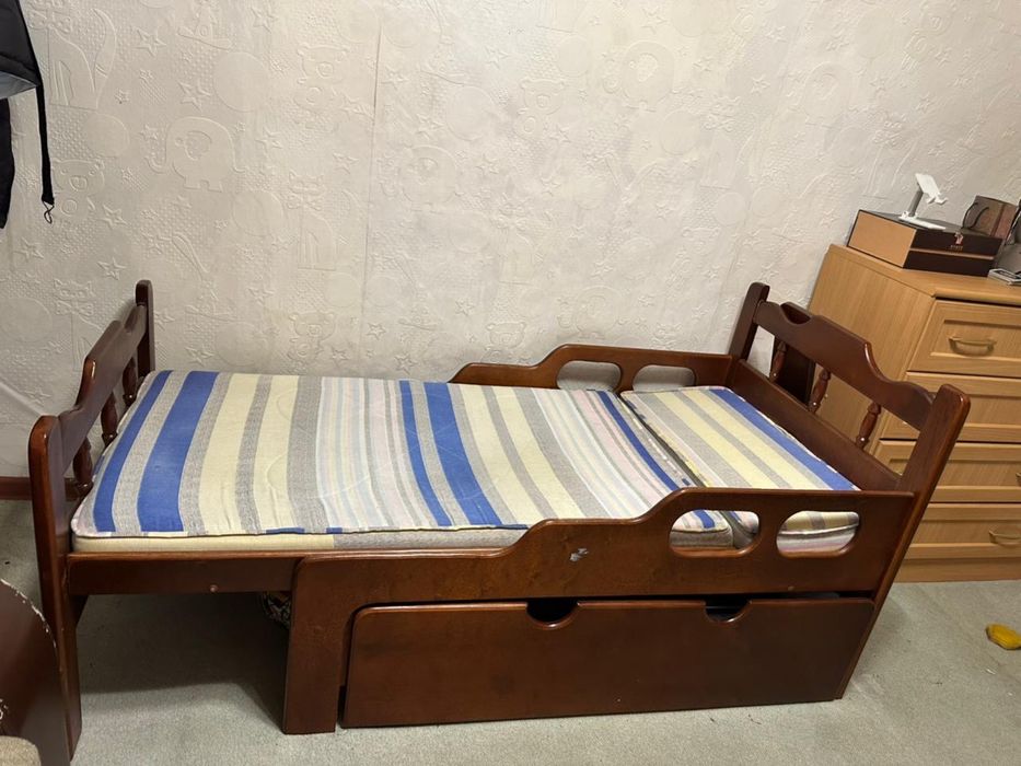 Стол и детская кровать