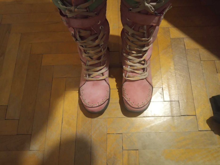 Дамски ботуши чисто нови