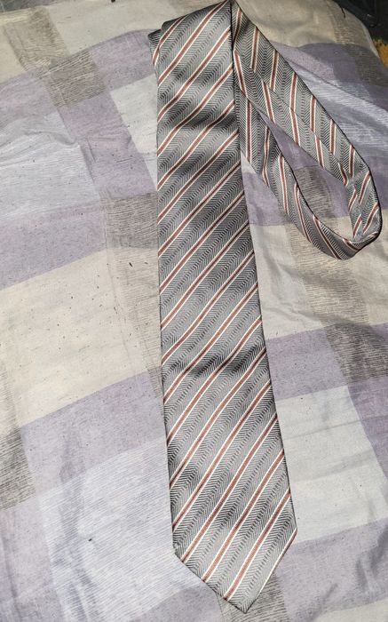 Yangi Galstuk sotiladi