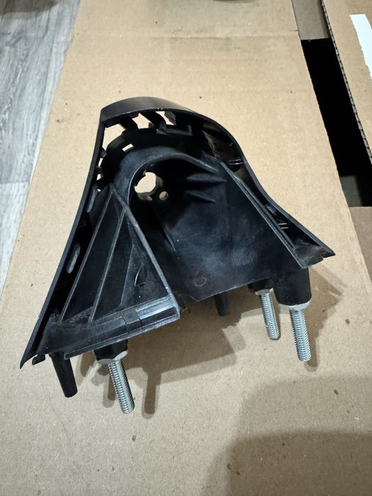 Пара гнездо под зеркало камри 70