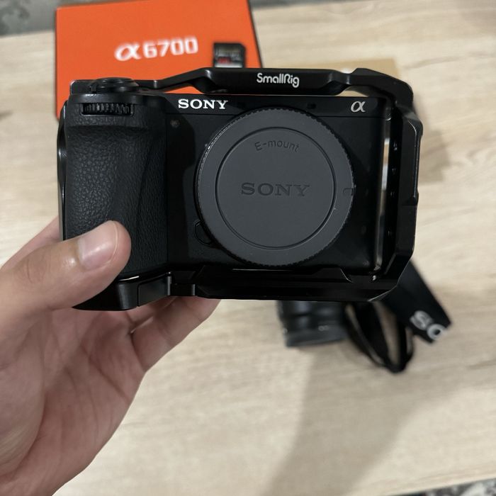 Sony A6700 + 18-135mm Kit + Small rig