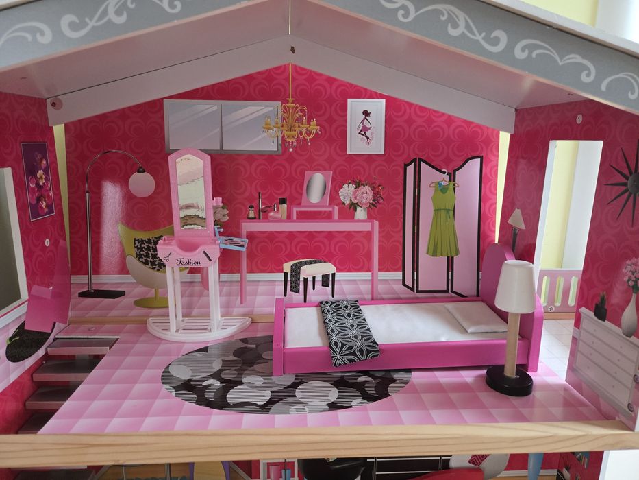 Голяма дървена къща за кукли и барбита