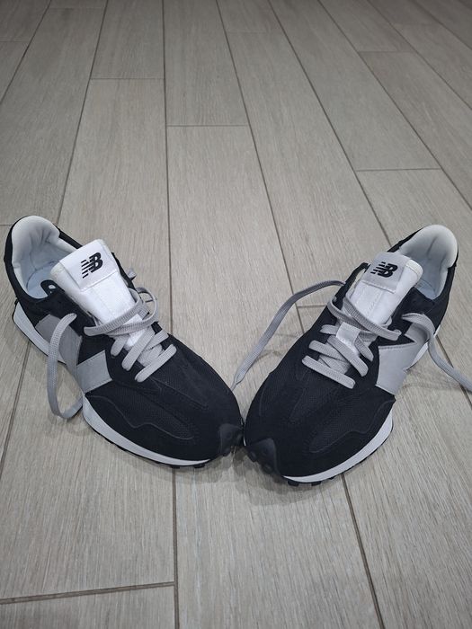 Vând o pereche de sneakerși New Balance 327