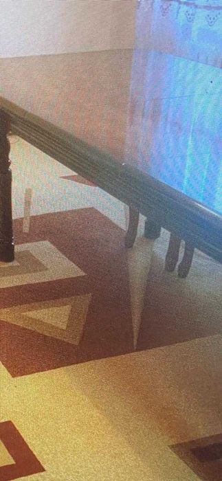 Полированный стол. Кілем