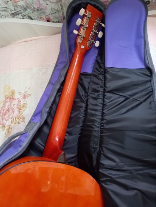 Продам Гитару с чехлом