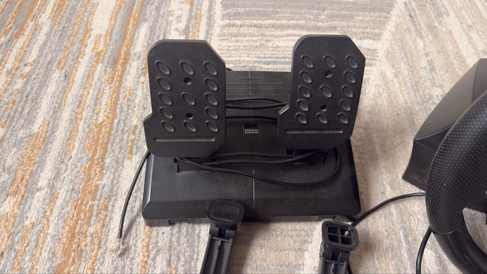 Игровой руль с педалями