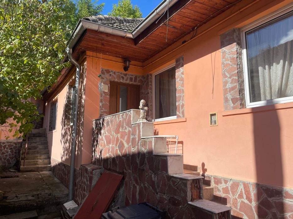 Casa de Vanzare - 3 camere, curte, 2 terase si gradina