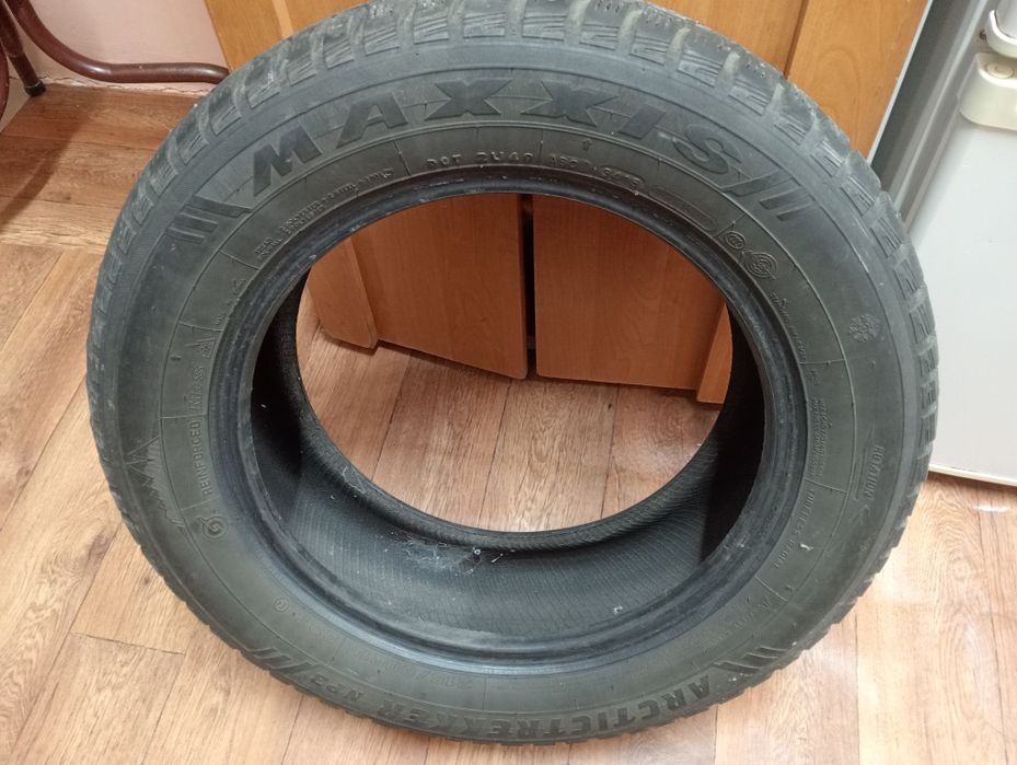 Продается шины зимный Maxxis