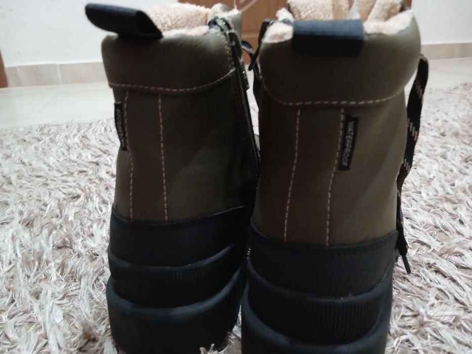 Продавам детски ботушки