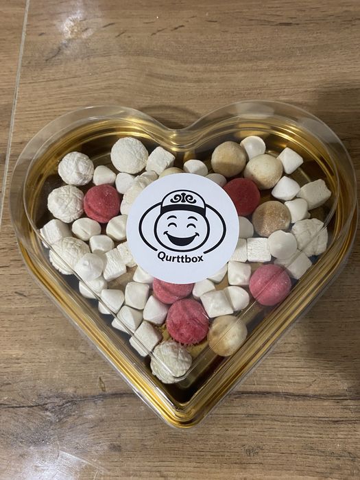 Қолдың құрты оформлениесімен