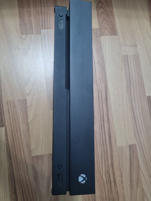 Se vinde Xbox One X