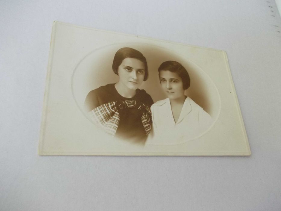 Fotografie veche cu 2 eleve Husi