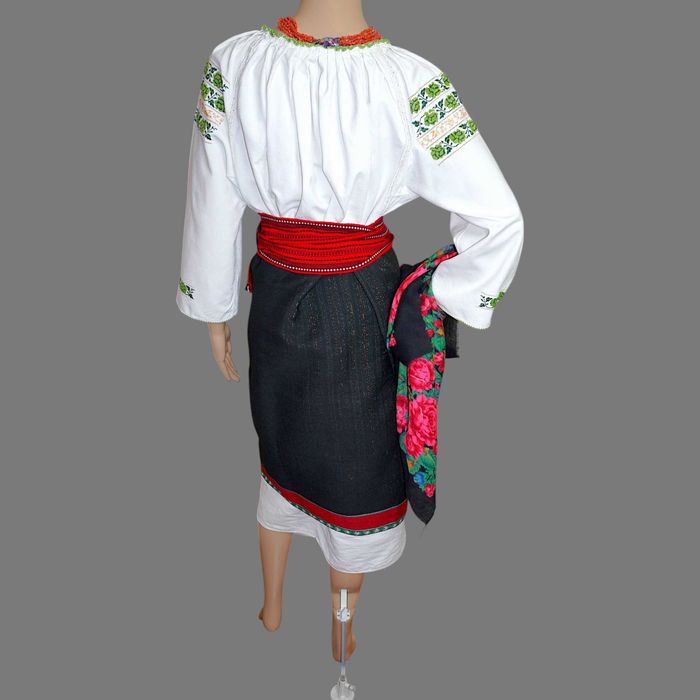 Costum popular autentic, vechi din Bucovina, lucrat manual masura S-M
