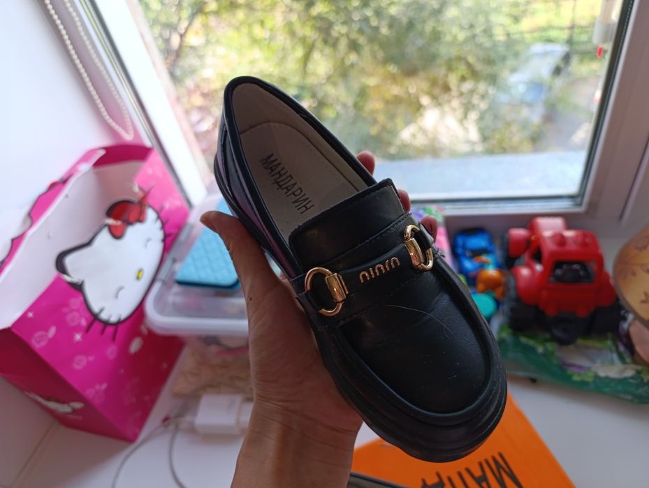 Продам школьные туфли  на девочку