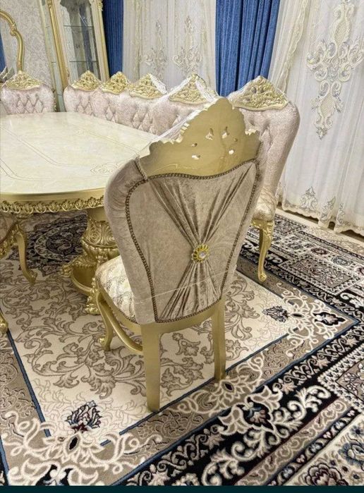 Продаю Гостиный стол стулья сервантами.