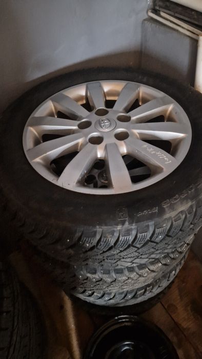 Продам диски с зимними шинами тойота