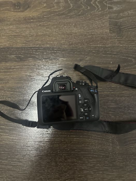 Фотокамера Canon eos 2000d