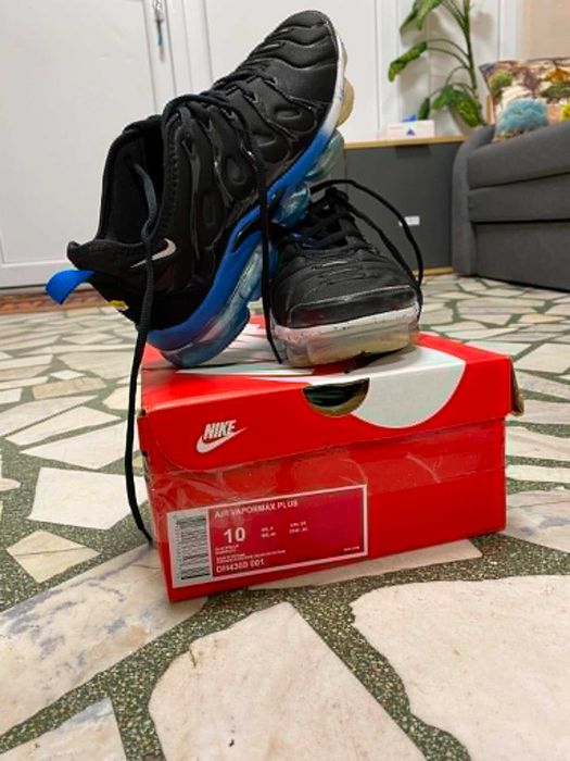 Продавам Nike Air Vapormax Plus TN в черно-син цвят.