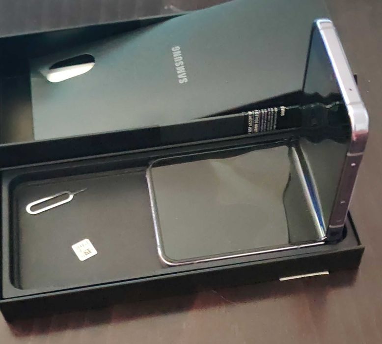 Samsung Galaxy Z Flip 4- за резервни части