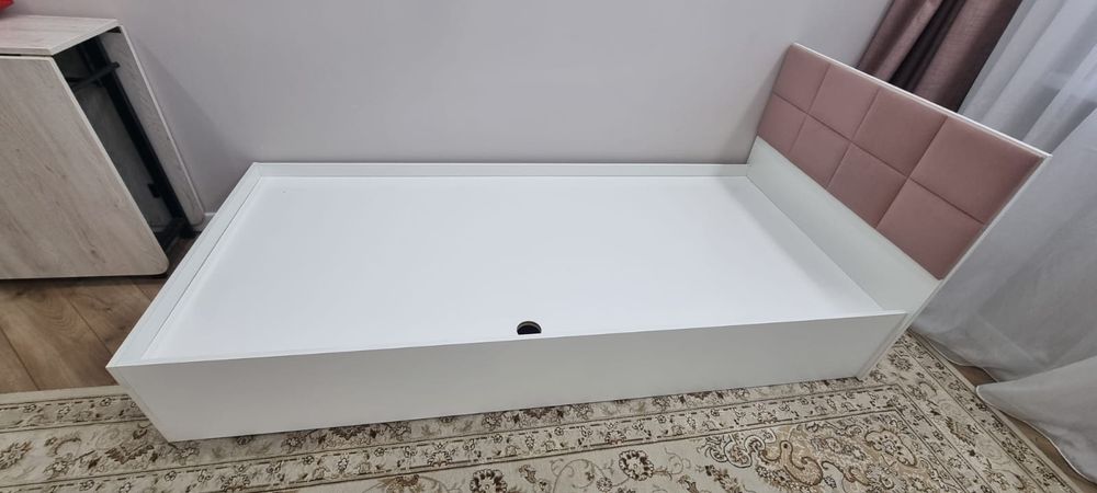 Кровать  с матрасом новая