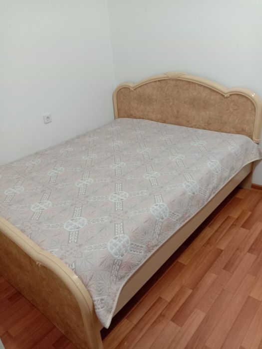 Продаётся спальный гарнитур, бежевого цвета.