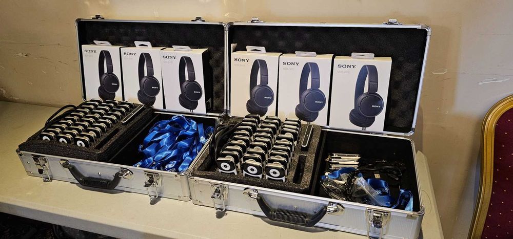 двойна преводаческа кабина и оборудване за симултанен превод, под наем