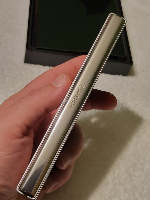 Samsung Galaxy Z Fold 3 - Beige 256 GB cu un mic defect