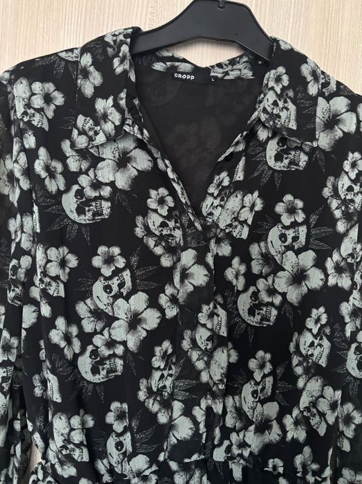 Разкроена ефирна рокля с коланче на талията и десен на цветя