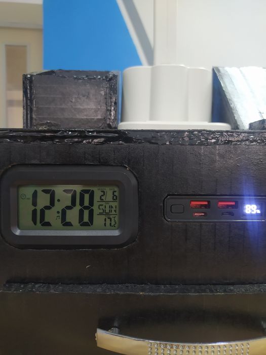 Koʻp funksiali stol lampasi ajoyib olgn odam mazza qiladi