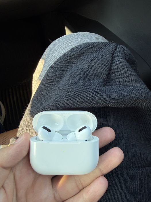 Airpods pro 1.
