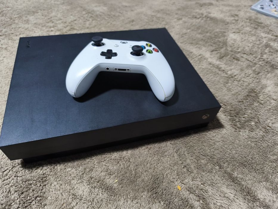 Vând Xbox one X 1tb 1 controller