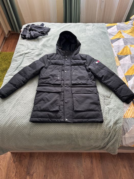 Оригинално зимно яке Tommy Hilfiger – черно, дълго, с качулка