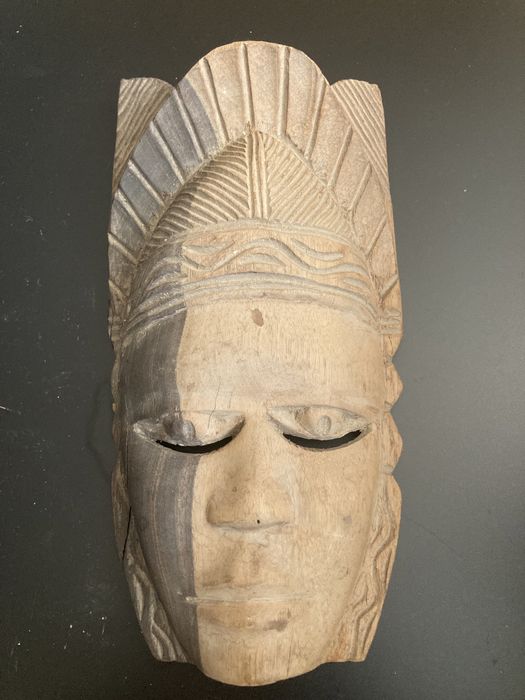 Дървена маска за декорация