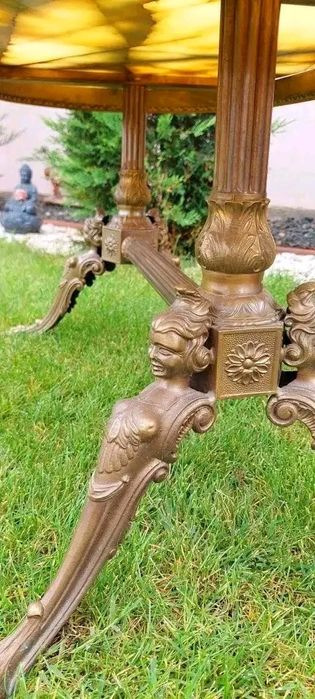 Măsuță de salon cu blat din onix și picior din bronz.