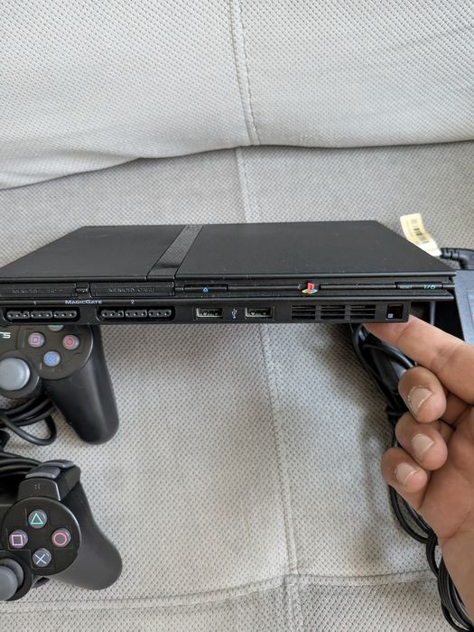 PlayStation 2 model SCPH-7003 aproape impecabil