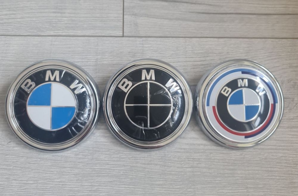 Emblema-Sigla-Logo-Stema-Neagra-Aniversara-Clasica-Alb-Albastru-Full-Black-Spate-Haion-Dedicata-Suport-Bmw-E70-E71-F15-F16-F25-F26