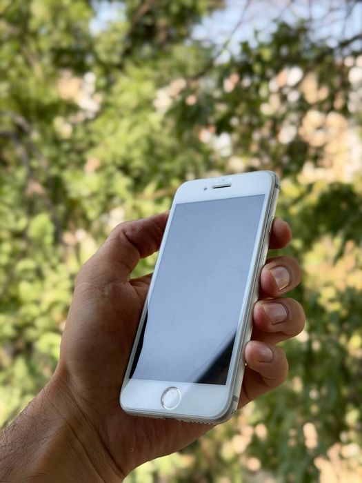 iPhone 7 64 GB.  .