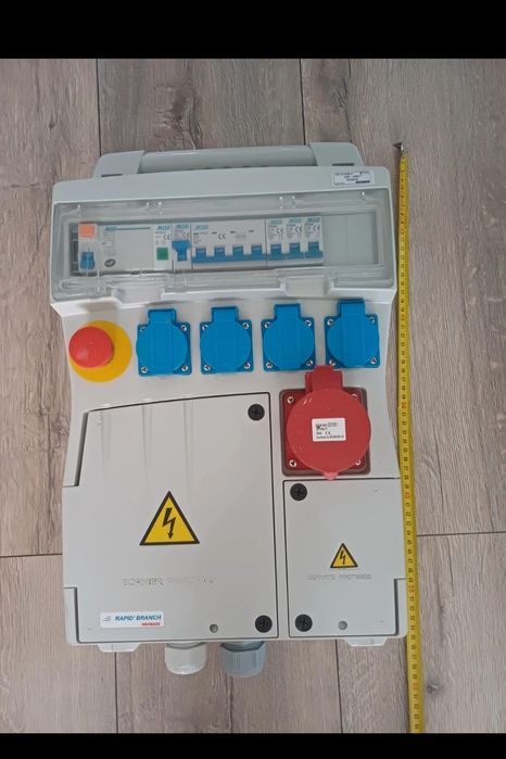 Titlu: Tablou electric industrial cu prize trifazice și monofazice