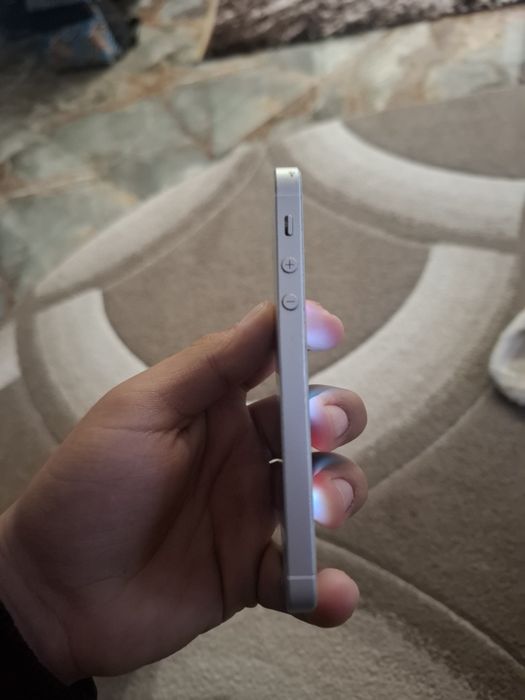 „iPhone SE 2016, stare impecabilă, baterie 87%”