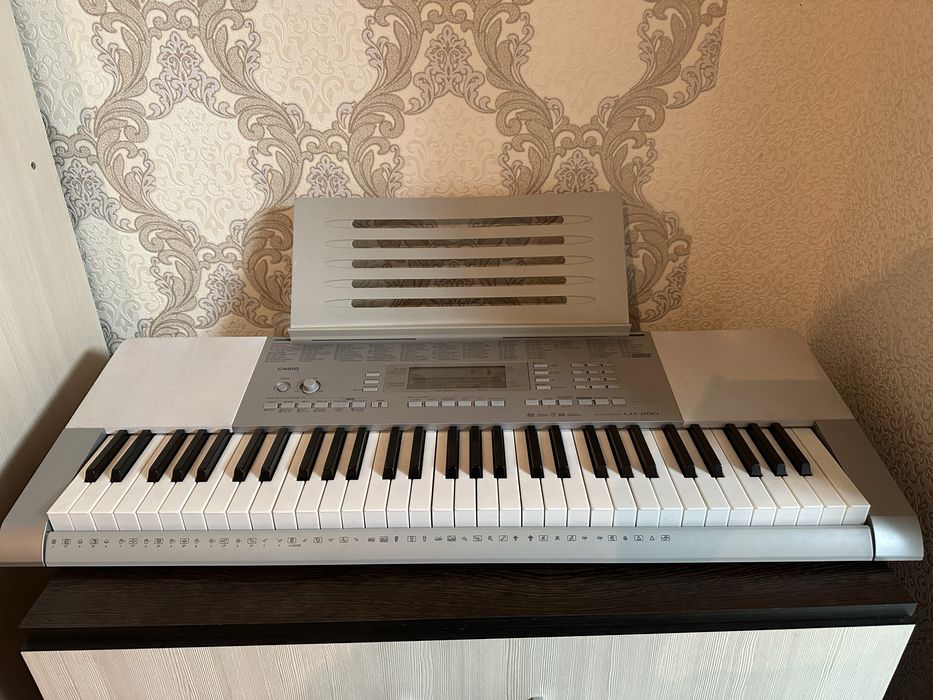 Продается синтезатор