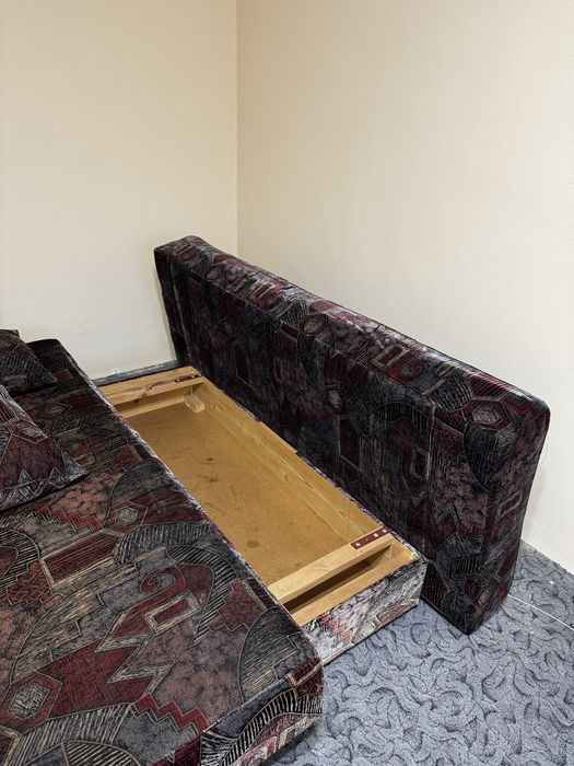 Canapea extensibila- pat 160x200  structura lemn masiv stare buna