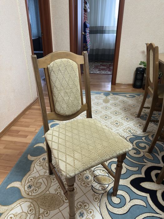 Продаю раздвижной стол со стульями