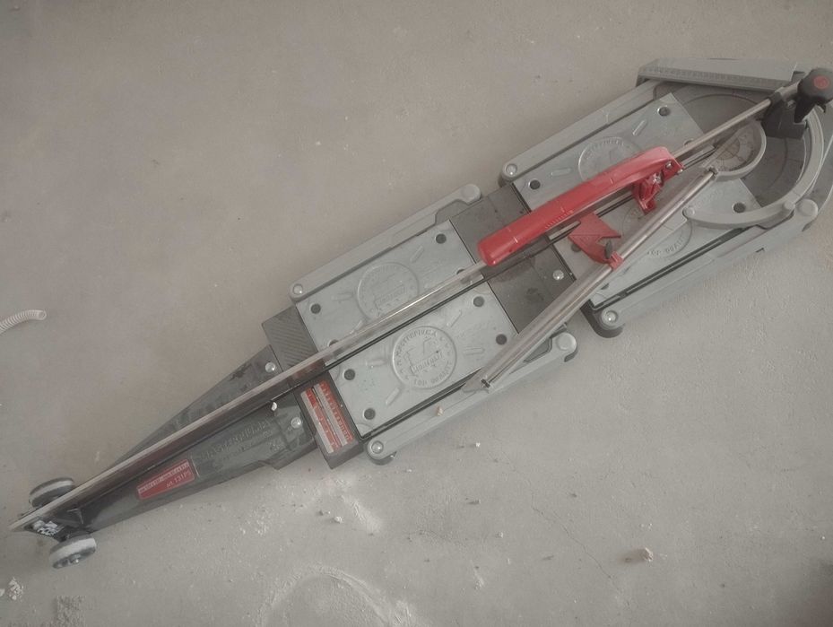 Продавам машина за рязане на плочки