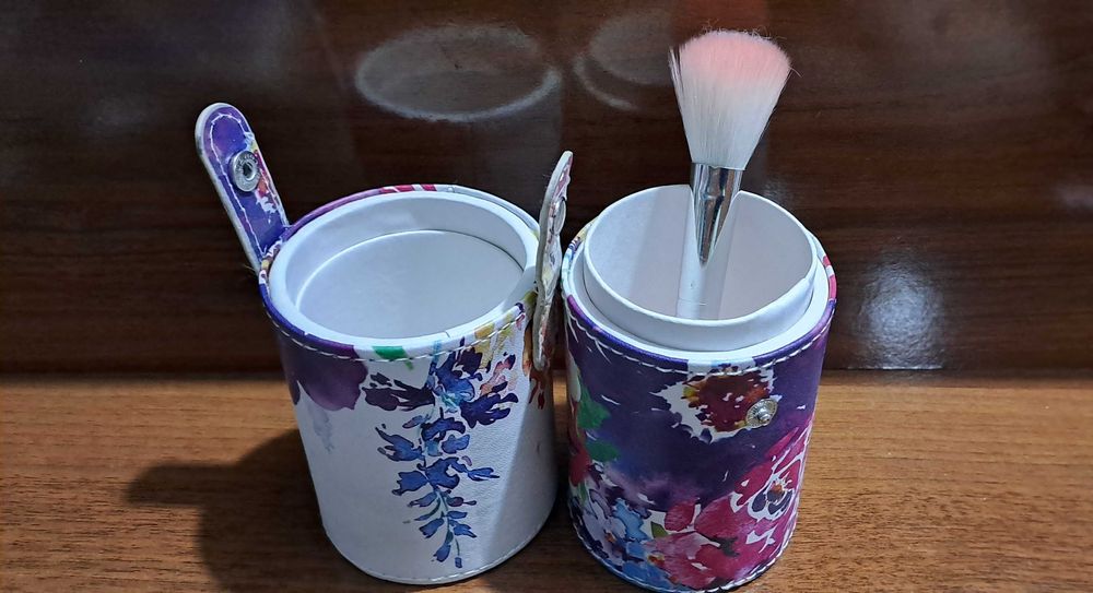 Футляр с кисточками