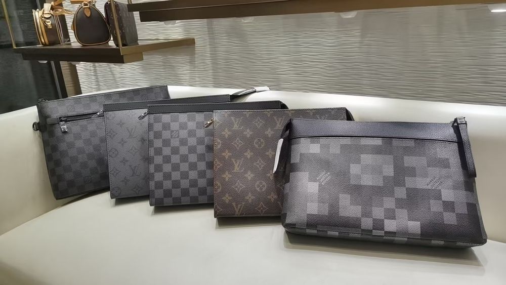 Чанта Louis Vuitton Takeoff Pouch
