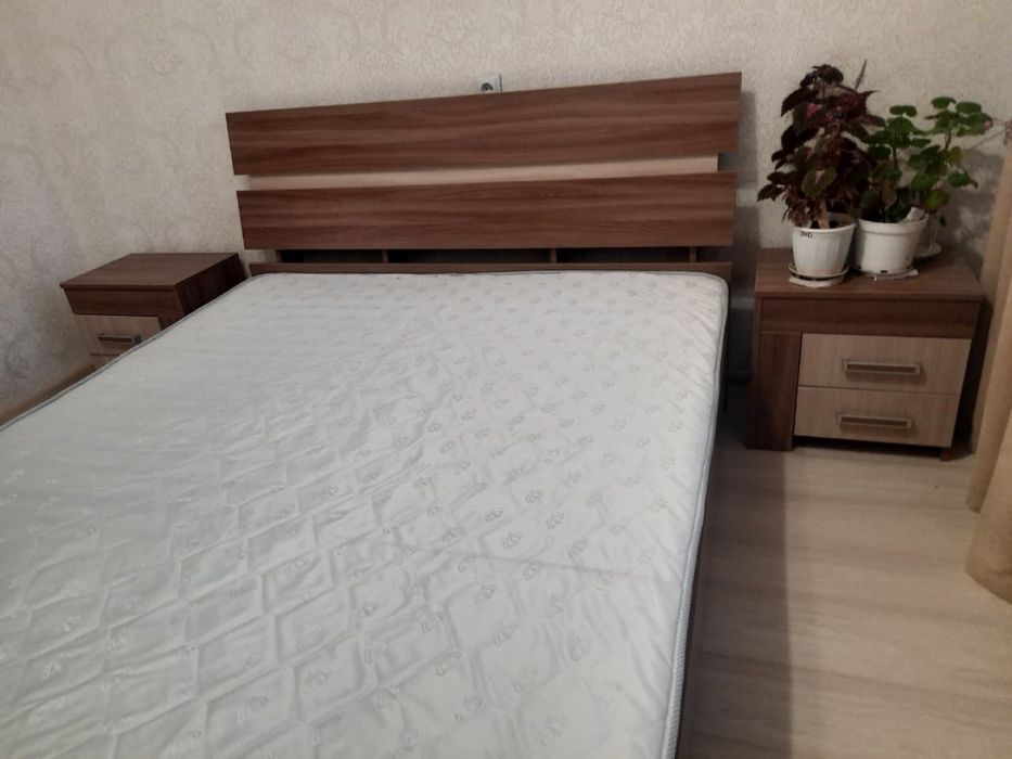 Продам срочно тахту с двумя тумбочками
