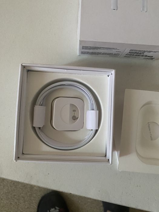 Продам airpods pro с коробкой и беспроводную зарядку