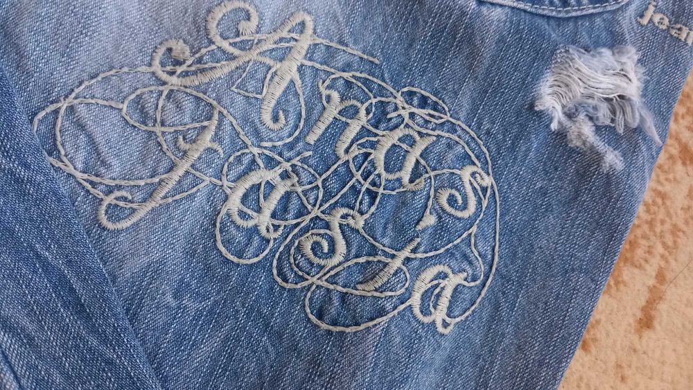 Дънки с уникална бродерия